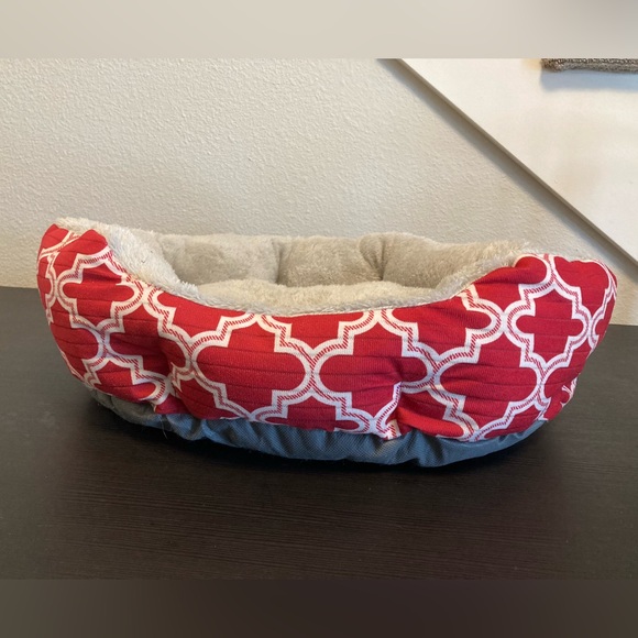 SOLD Small red/white pet bed, fluffy and soft, dog or cat - Picture 2 of 12